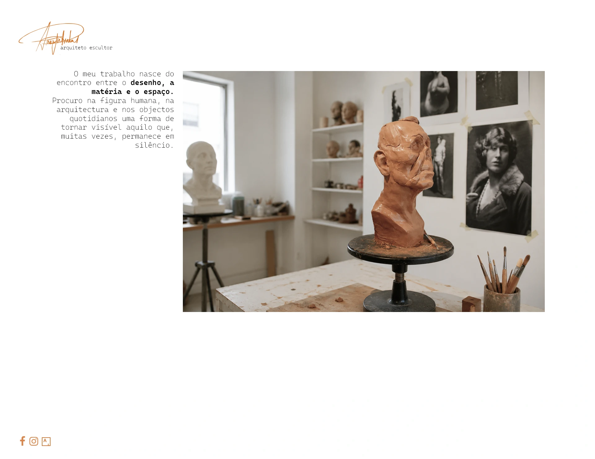 Busto masculino modelado em barro no atelier de Araújo Pinto