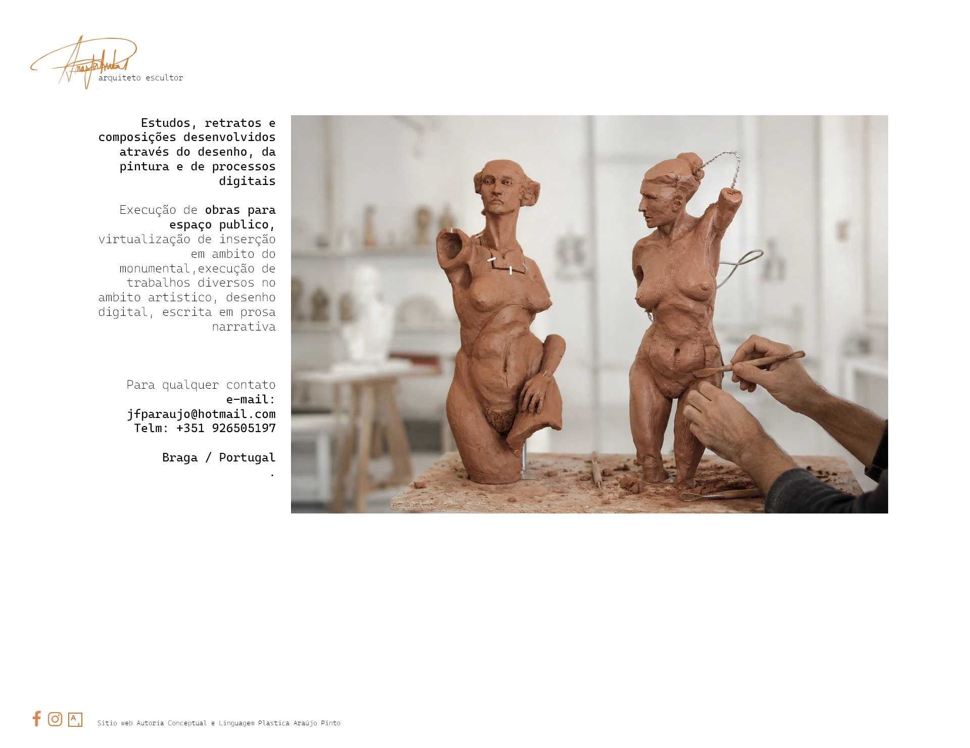 Duas esculturas figurativas femininas em barro no atelier de Araújo Pinto