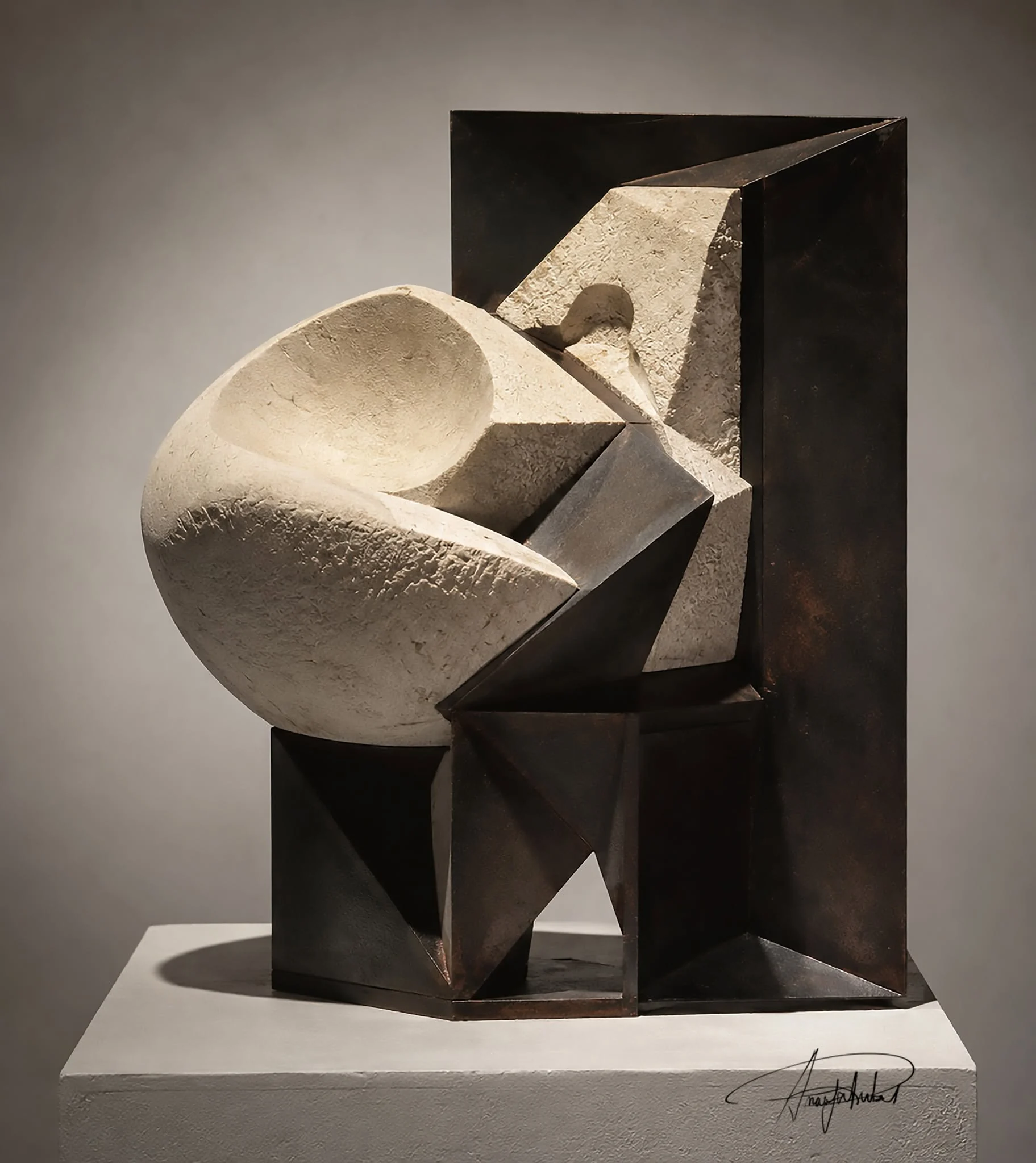 Escultura abstracta geométrica com volumes curvos e angulares.